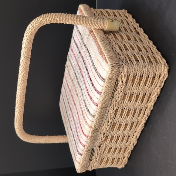 VGT,Dritz Woven/Wicker Small Sewing Basket with Striped Fabric. - Picture 3 of 13